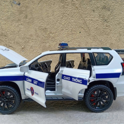 ​Mô hình xe Police Toyota Prado landCruiser CSGT tỷ lệ 1:24