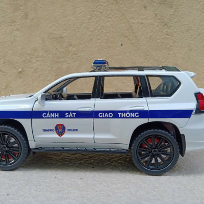 ​Mô hình xe Police Toyota Prado landCruiser CSGT tỷ lệ 1:24