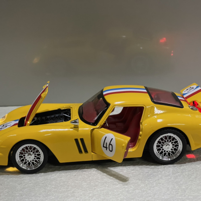 ​Mô hình xe Ferrari 250 GTO tỷ lệ 1:24 Kim loại 20CM