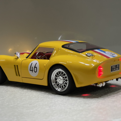 ​Mô hình xe Ferrari 250 GTO tỷ lệ 1:24 Kim loại 20CM