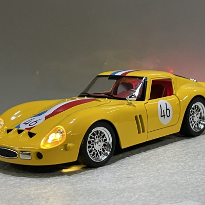 ​Mô hình xe Ferrari 250 GTO tỷ lệ 1:24 Kim loại 20CM