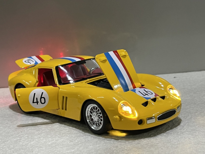 ​Mô hình xe Ferrari 250 GTO tỷ lệ 1:24 Kim loại 20CM