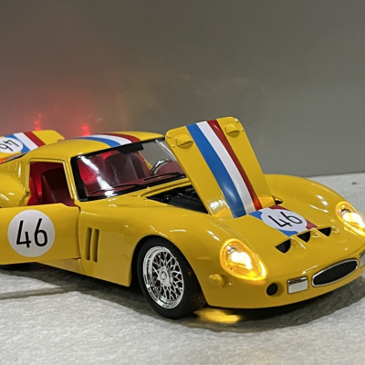 ​Mô hình xe Ferrari 250 GTO tỷ lệ 1:24 Kim loại 20CM