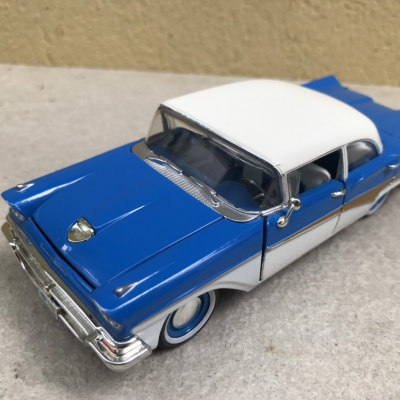 Mô hình xe cổ Ford Galaxie 500 1964 tỷ lệ 1:32