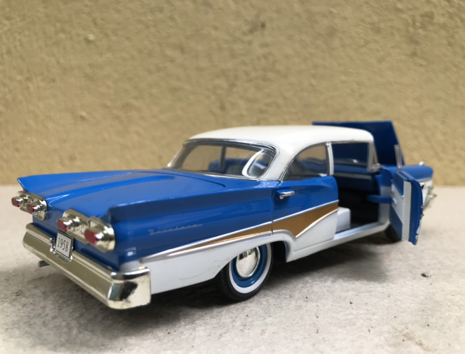 Mô hình xe cổ Ford Galaxie 500 1964 tỷ lệ 1:32
