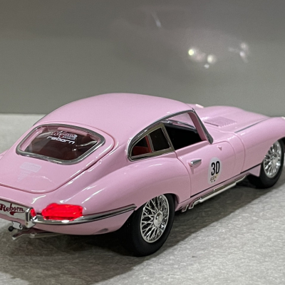 ​Mô hình Xe Ô tô cổ Jaguar E-Type 1961 Tỷ lệ 1:24
